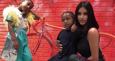 Kim Kardashian megmutatta, milyen nehézséggel jár, ha valakinek 4 gyermeke van