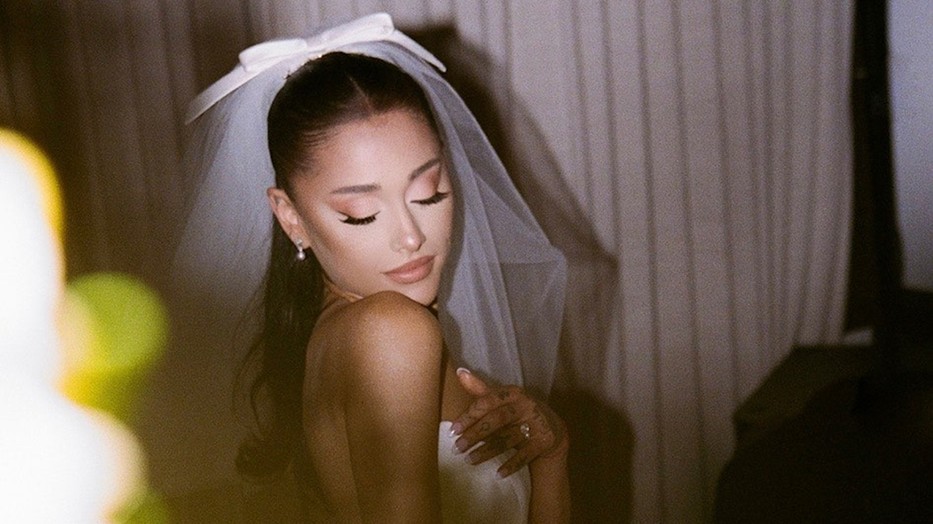 Minden lélegzetelállítóan gyönyörű fotó, amit látnod kell Ariana Grande titkos esküvőjéről