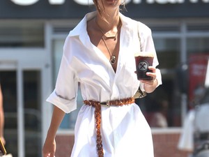 Emily Ratajkowski ultraszexi ingruháját te is fillérekből megveheted