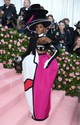 Janelle Monaé a 2019-es Met-gála művészi tartalmát egy magasabb szintre emelte ezzel a Christian Siriano dekontstruált arcú ruhával 