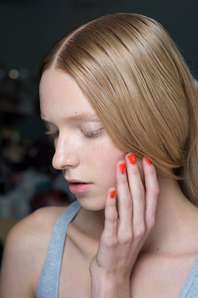 Sárga és piros körömlakk nyárra