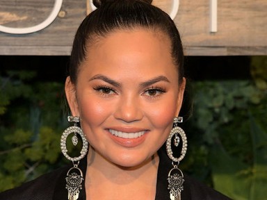 Chrissy Teigen kifizette egy vadidegen lány tandíját!