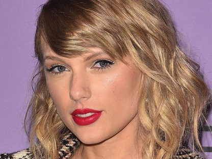 Új hajjal és szuper új stílussal tér vissza Taylor Swift a vörös szőnyegre