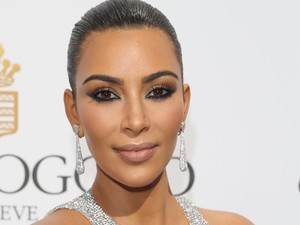 Kapaszkodj meg valamiben! Kim Kardashian átlátszó plasztikruhájától padlót fogsz