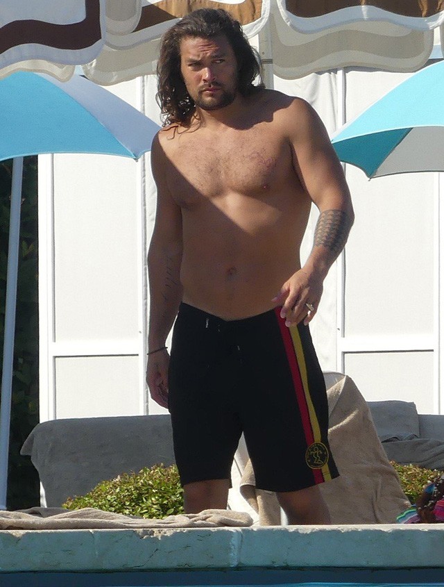 Jason Momoa fürdőnadrágban