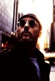  Jean Reno ikonikus szerepéhez, ikonikus napszemüveg is dukált, a Léon, a profi című film emlékezetes kerek napszemüvegét nem kisebb név tervezte, mint Jean Paul Gaultier.