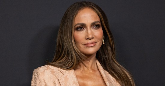 Jennifer Lopez melltartóban lépett ki az utcára, mégis sugárzik a szettjéből a sikk és az elegancia