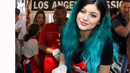 Gondoltad volna? Kylie Jenner ételt osztogat a rászorulóknak