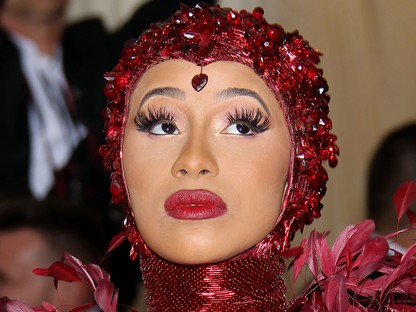Cardi B szoknyája volt maga a vörös szőnyeg a Met gálán