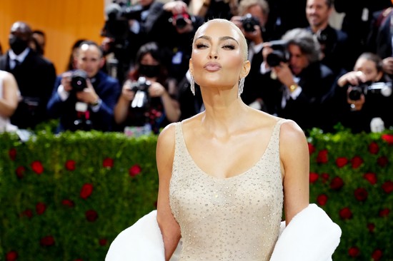 Mutatjuk, hogyan tette tönkre Kim Kardashian Marilyn Monroe 5 millió dolláros ruháját
