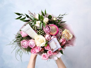 Bőrápolás érett bőrre ‒ találd meg a tökéletes ajándékot anyák napjára a FOREO-val!