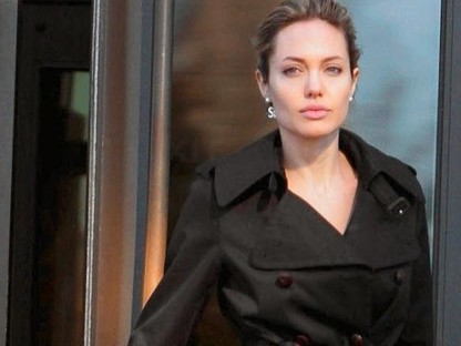 Angelina Jolie sem búsult sokáig, egy idősebb, jóképű pasival randizik! 