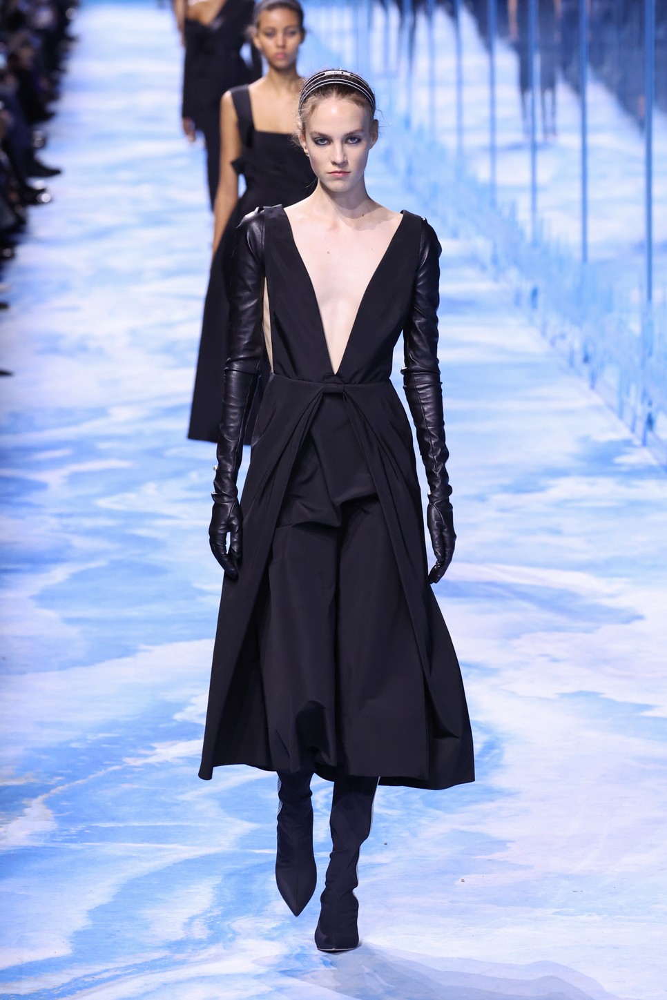 Íme a kifutón az Elle Fanning által választott Dior darab, amit a Párizsi Divathéten mutattak be idén ősszel