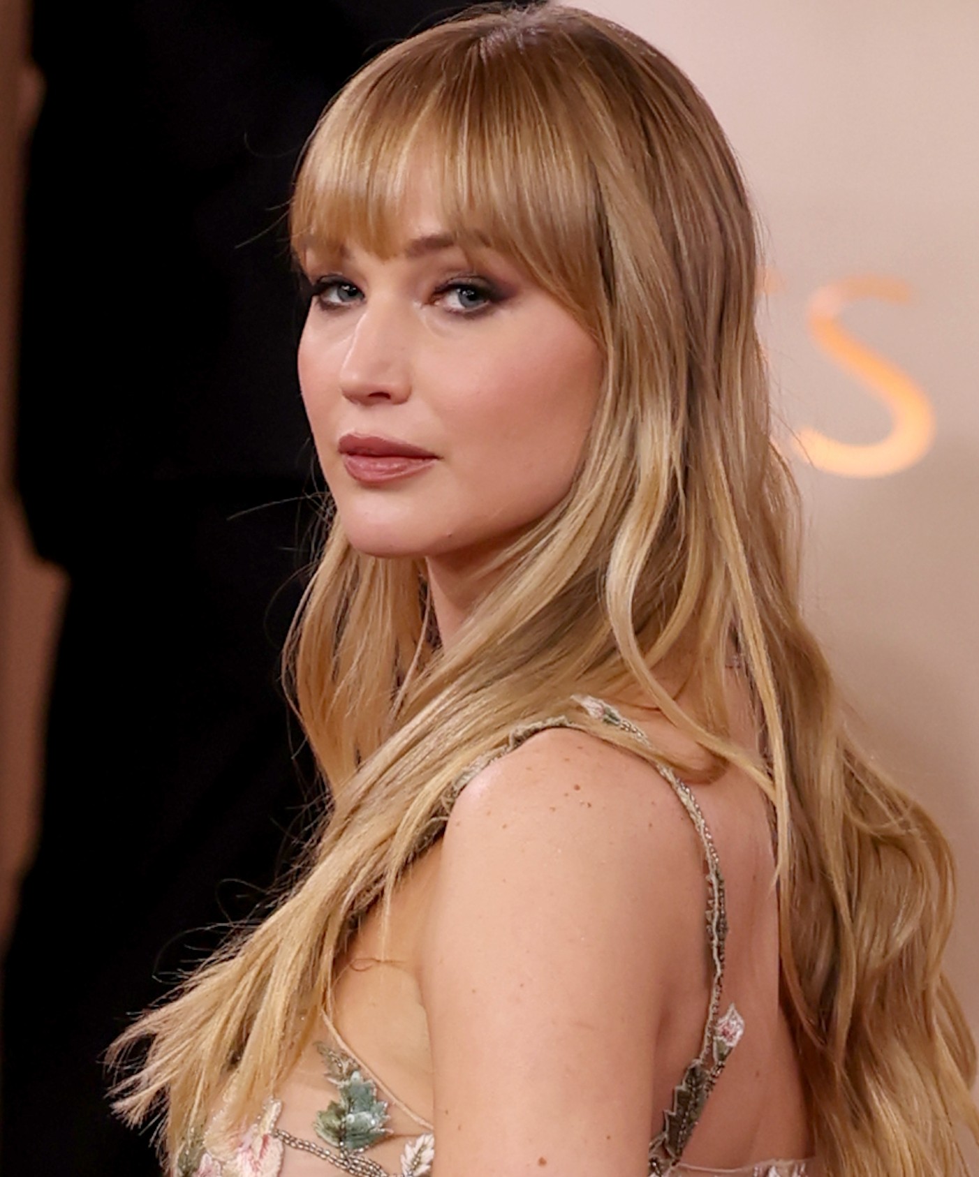 A színésznő egy időtlen szépség, és ezt a hajával és sminkjével is megtestesítette. Lazán a vállára hulló, aranyszőke fürtjeit egy frufrujával tette izgalmasabbá. Babaszerű sminkkel tündökölt, füstös szemmel, dús szempillákkal, ragyogó bőrrel, barackszínű arccal és fényes ajakkal. 