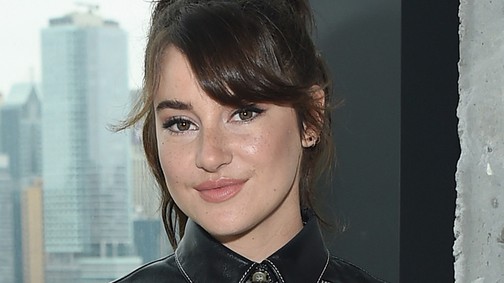 Piros bőrnadrág és tollak? Shailene Woodley-nak még ez is jól áll