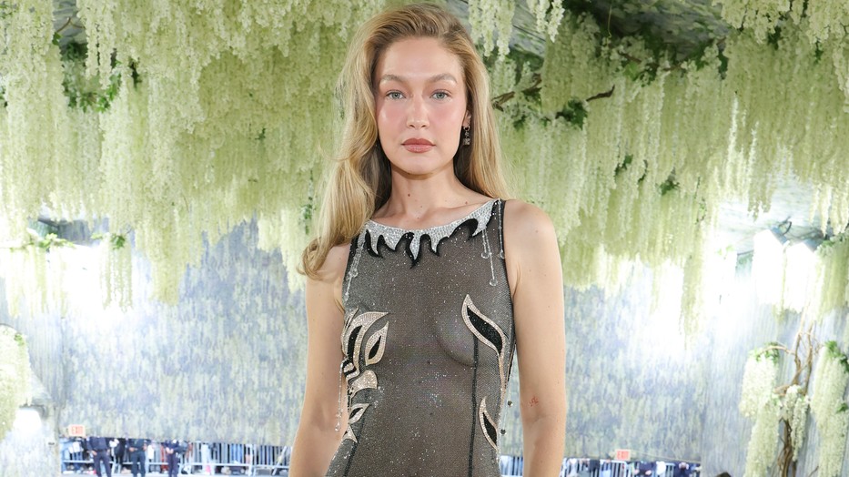 NYITÓ Gigi Hadid az idei Met-gálán nem sokat bízott a képzeletre meztelenruhájában