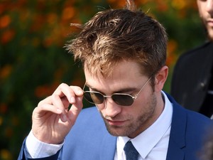 Robert Pattinson szívdöglesztő mosollyal érkezett Cannes-ba