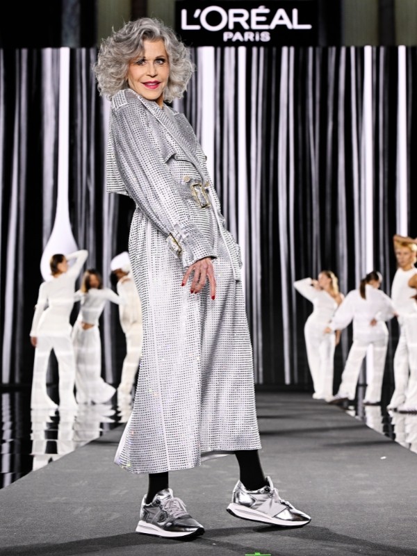 A gyönyörű Jane Fonda 86 évesen is végigvonult a kifutón 