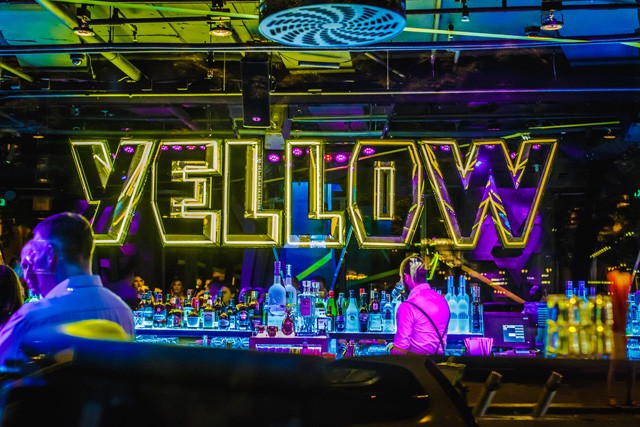 Sárgára festi az éjszakádat a legújabb budapesti klub