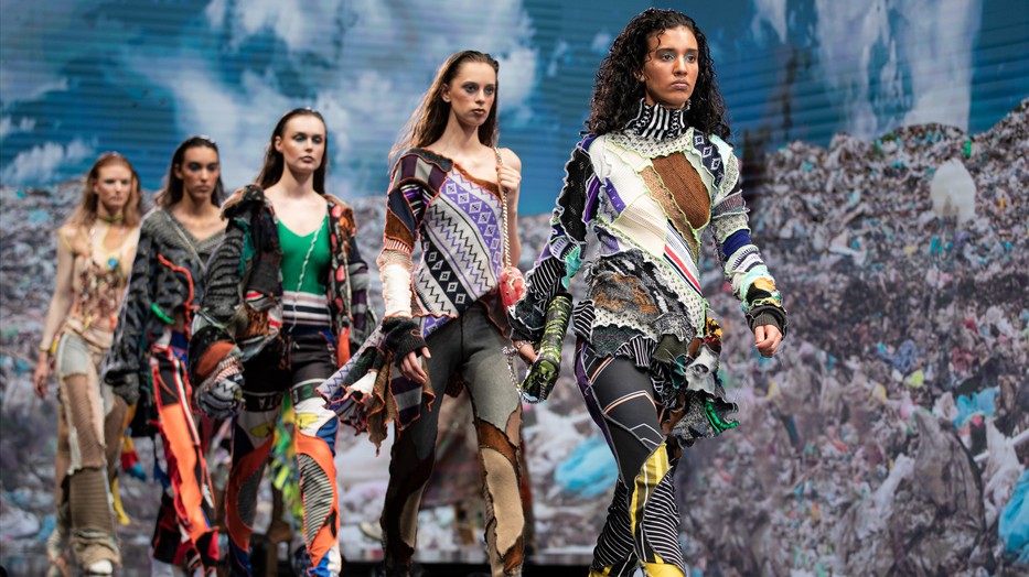 A Borbala bemutatója a BCEFW-n. A magyar divatmárka csak használt ruhadarabokból készít darabokat, és aktivizmmusával felhívja a figyelmet arra, hogy másképpen kell tekintenünk a "szemétre", a már nem viselt ruhadarabokra, mert ezek igazi erőforrásoknak számítanak