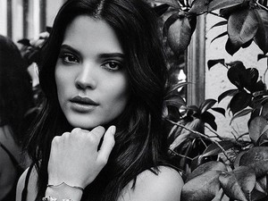 Hihetetlen a modell, aki kicsit minden Kardashian-Jenner lányra hasonlít