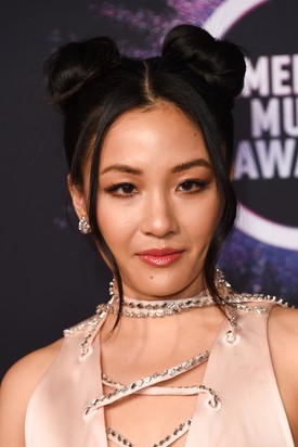 A space bun még a vörös szőnyegen is jól mutat, Constance Wu példája bizonyítja.