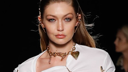 Gigi Hadid felsőjét csupán egy gomb tartja össze, ki is estek mellei a ruhájából