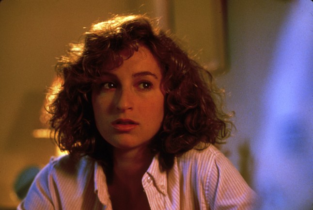 Kevesen tudják, hogy Jennifer Grey elrabolta táncmozdulataival Johnny Depp szívét 1989-ben. Oké, ez így nem teljesen igaz, de az tény, hogy a Piszkos tánc sztárja járt Johnnyval, és olyan pletykák is elhangzottak, miszerint Johnny eljegyezte a színésznőt, mielőtt szakítottak volna egy év járás után.