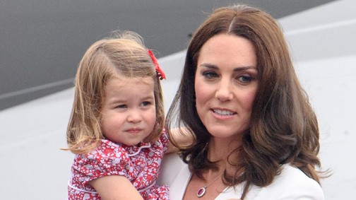 Megacukiság!! Kate Middleton és Vilmos a gyerkőcökkel érkeztek Lengyelországba