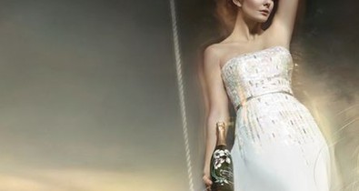 Mihalik Enikő tündérként hintázik egy pezsgőreklámban