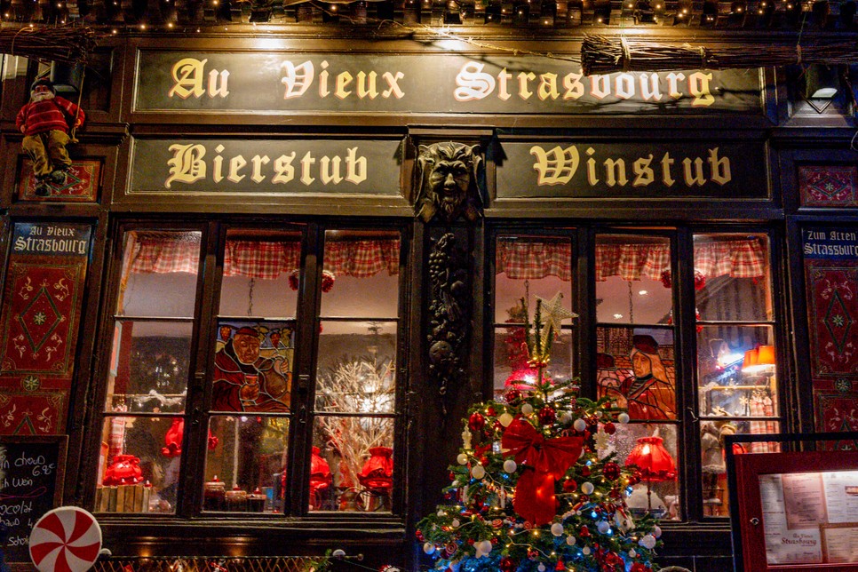 Strasbourg karácsonyi vásár az óvárosban, ahol a feldíszített kirakatok és az elzászi hagyományok adják az ünnepi élményt