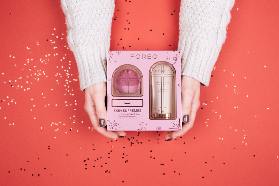 FOREO SKINSUPREMES LUNAplaysmart2 set-lifestyle 2 (1)