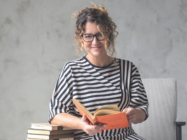 Veiszer Alinda a riporter, aki a történeteket keresi