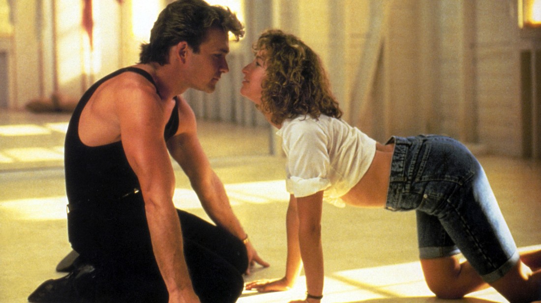 Jennifer Grey, aki divatba hozta a farmersortot és Patrick Swayze, aki miatt a férfiak körében elterjedt a fekete atléta, a Dirty Dancing egyik legismertebb jelenetében