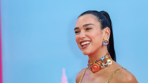 Dua Lipa cipőjét mindenki akarja, és nem véletlenül