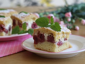 Halmozd az élvezeteket ezzel a szuperegyszerű bögrés túrós-meggyes sütivel