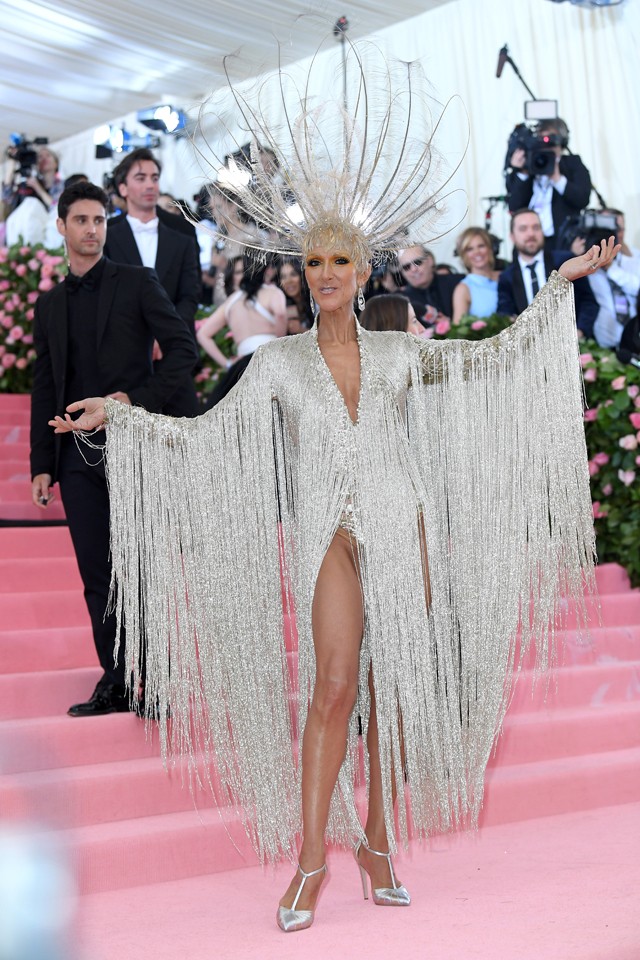 Celine Dion villantós, ezüst Oscar de la Renta függönyruhája és pávatollas fejdísze felejthetetlen.