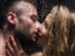 4 legjobb szexpóz a zuhany alatt, amit kár lenne kihagyni