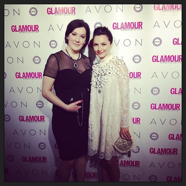 Főszerkesztőnk, Maróy Krisztina egy különleges kis feketében volt, mely Elie Tahari keze munkája. Zséda a H&M Conscious Collection egyik gyönyörű darabjában pózolt mellette.