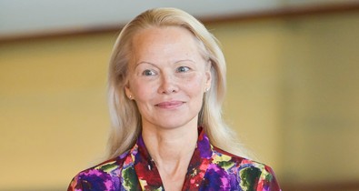 Pamela Anderson mindenkit túlragyogott a vörös szőnyegen: az 57 éves színésznő smink nélkül is káprázatosan festett