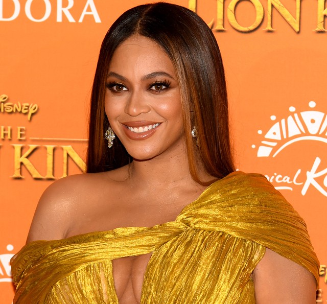 Beyoncé egy feszülős arany csodaruhában mutatta meg tökéletes alakját