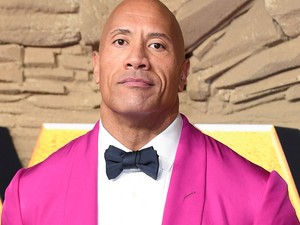 Dwayne Johnson egy nagyon vad pink zakóban ment a Jumanji premierjére