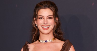 Anne Hathaway hálós meztelenfelsőben villantotta meg kerekedő pocakját, valami csodaszép kismama