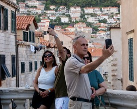 Egy történelmi város számára a turista nemcsak látogató, fogyasztó is.