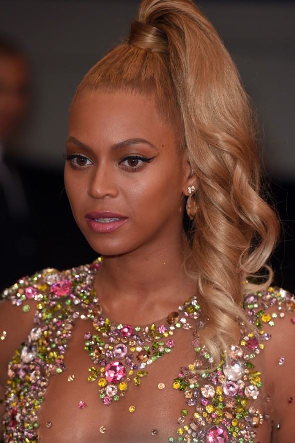 Beyoncé meztelen ruhája igencsak emlékezetes lesz, ahogy ez a magas lófarok is.