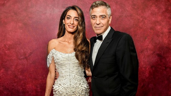 Amal Clooney élete legszebb ruhájában ragyogott a vörös szőnyegen, George Clooney egy pillanatra sem vette le róla a kezét