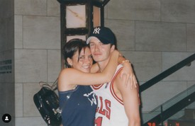 Ezt a fotót Victoria 2022 februárjában, Valentin-nap alkalmából osztotta meg az Instagram-oldalán. Posztjában elárulta, a kép 1998-ban készült róluk, azon a napon, amikor kiderült, első közös gyermeküket várják. 