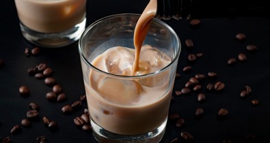 Brutálisan finom karamellás-étcsokoládés krémlikőr