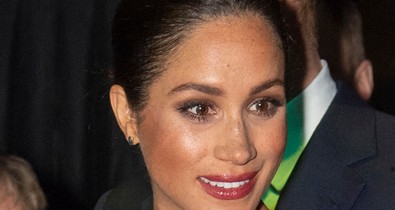 Meghan Markle 1,6 millió forintos flitteres ruhában, és Diana karkötőjében jótékonykodik