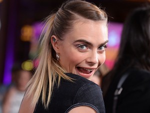 Annyira őrült Cara Delevingne kezeslábasa, hogy csak imádni lehet